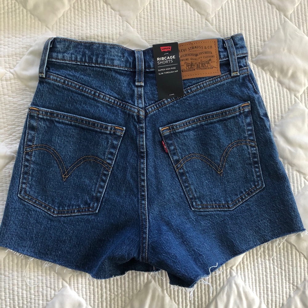 NWT Levi’s Ribcage Shorts - medium wash